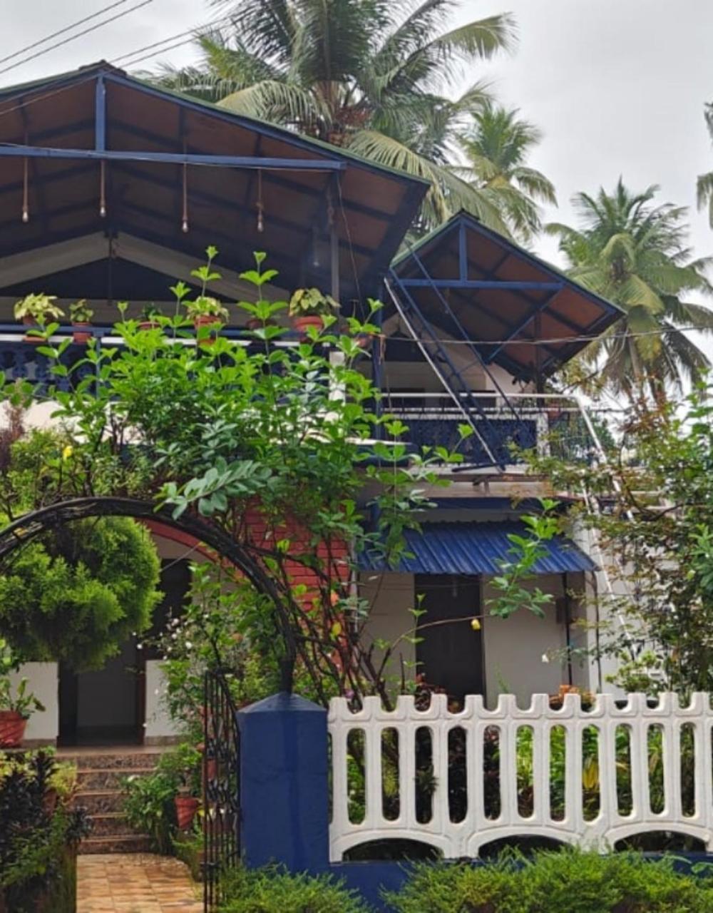 Curlies Blue House Villa Анджуна Екстериор снимка