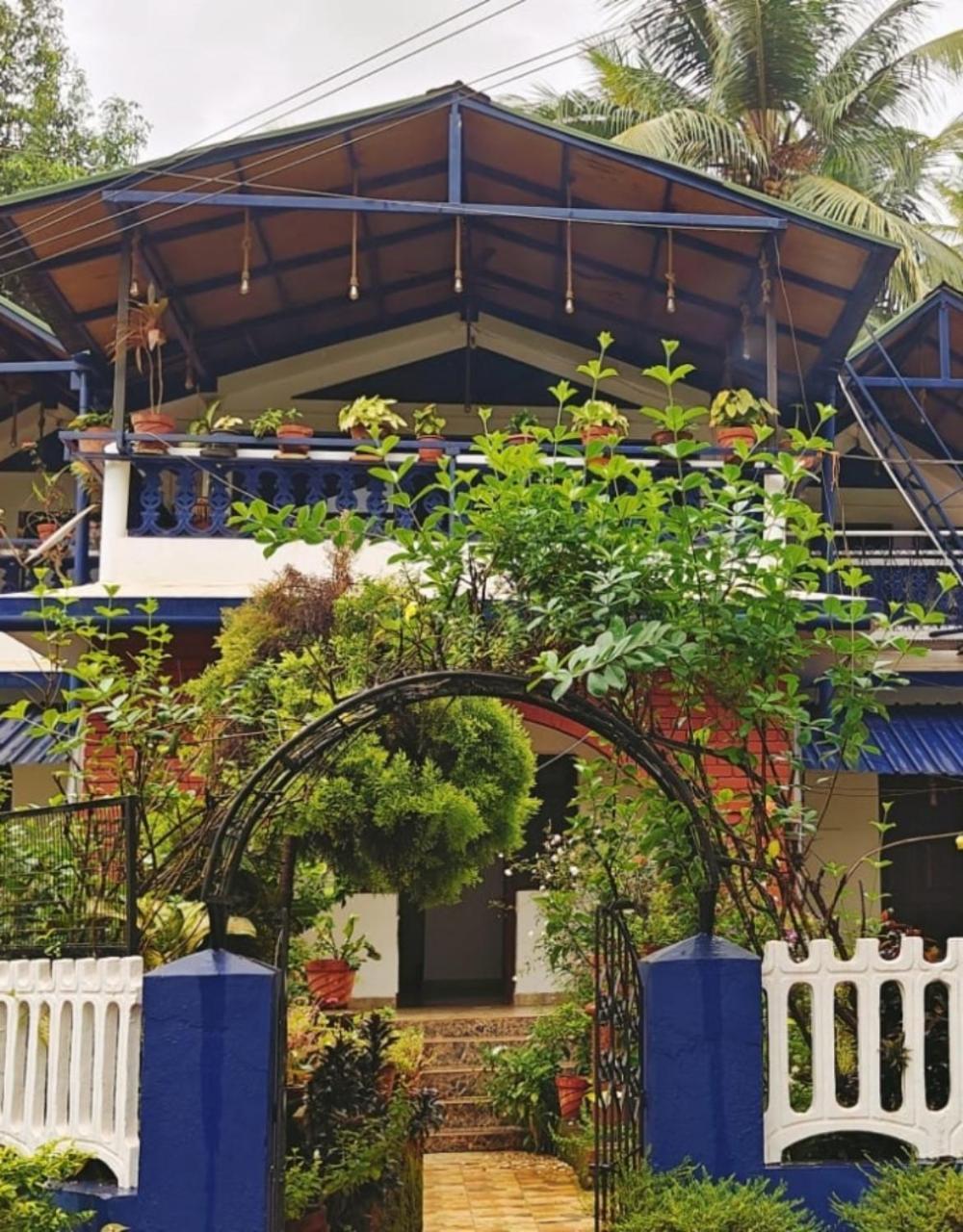 Curlies Blue House Villa Анджуна Екстериор снимка